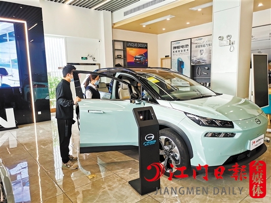 新能源汽車未受汽車缺“芯”影響，深受消費者青睞。