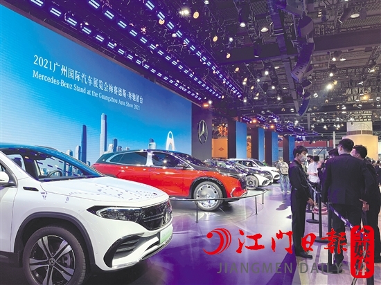 豪華品牌均把新能源汽車擺放在展區(qū)最顯眼的位置。