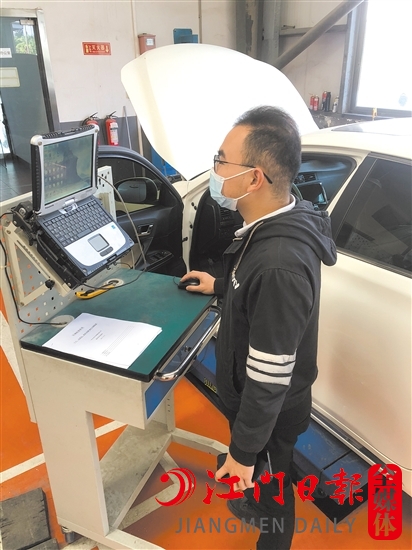 4S店正在對(duì)召回車(chē)輛進(jìn)行電腦升級(jí)。