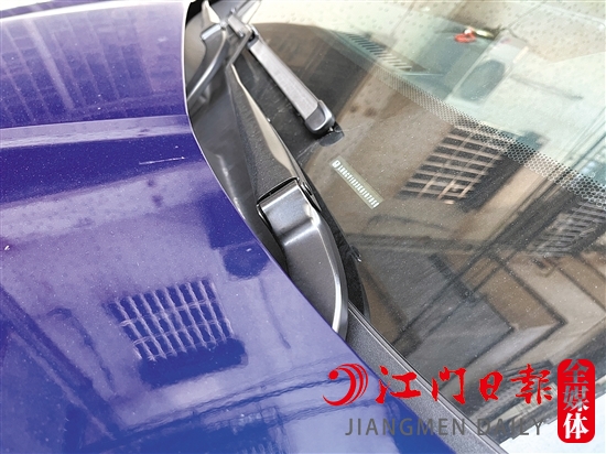 車(chē)架號(hào)可在汽車(chē)前擋風(fēng)玻璃左下角找到。