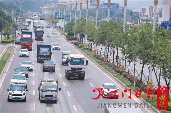 汽車駛?cè)肭Ъ胰f(wàn)戶。