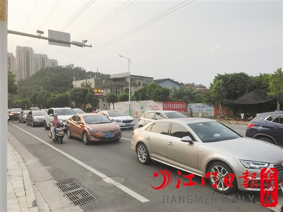 路上的汽車越來越多，開車時(shí)不要開“斗氣車”，盡量保持情緒穩(wěn)定。