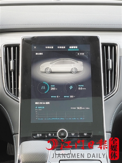 ER6的中控屏幕顯示效果出色。