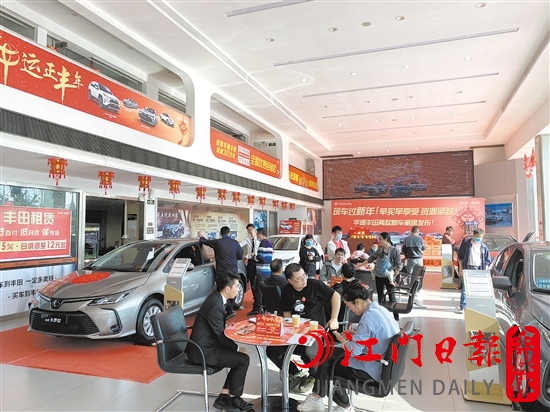 去年春節(jié)期間，不少消費者看車、買車。