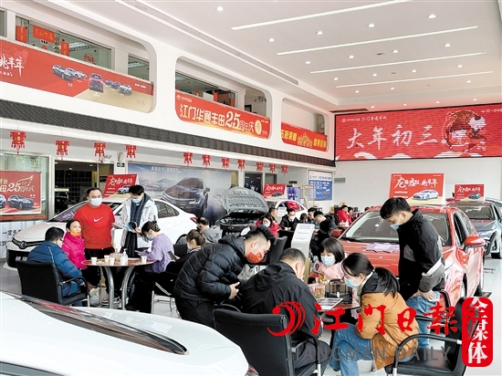 春節(jié)期間，有的4S店展廳出現(xiàn)熱鬧的景象。