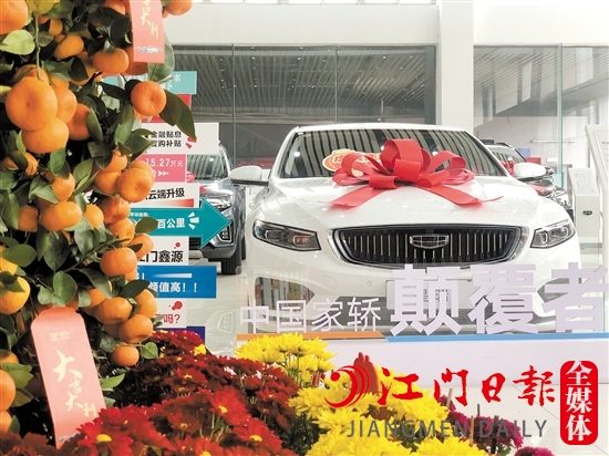 4S店展廳內(nèi)充滿節(jié)日氣氛。