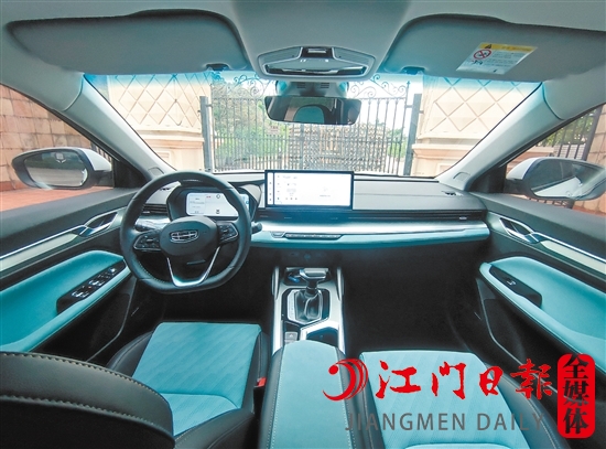 全新帝豪L采用藍(lán)黑色彩搭配，打造出精致的內(nèi)飾氛圍。