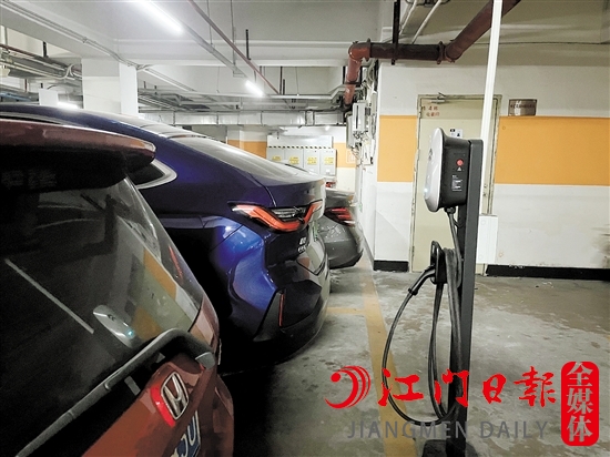 我市不少小區(qū)安裝充電樁都較為方便。