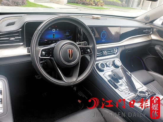 紅旗H9內(nèi)飾采用簡約風(fēng)格。