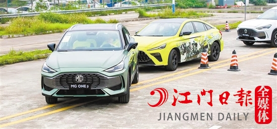 試駕現(xiàn)場(chǎng)設(shè)置了重重考驗(yàn)關(guān)卡。