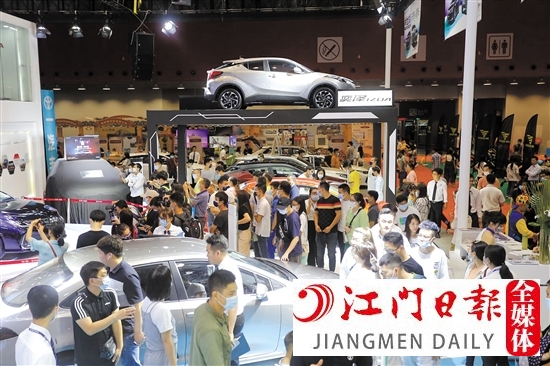 本報(bào)往年舉辦的大型車展，吸引大批市民。