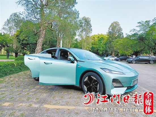 深藍(lán)SL03外觀時尚運(yùn)動。