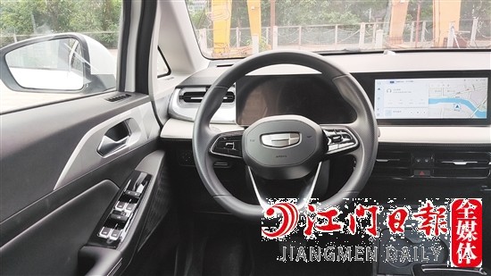 幾何E內(nèi)飾富有科技感。