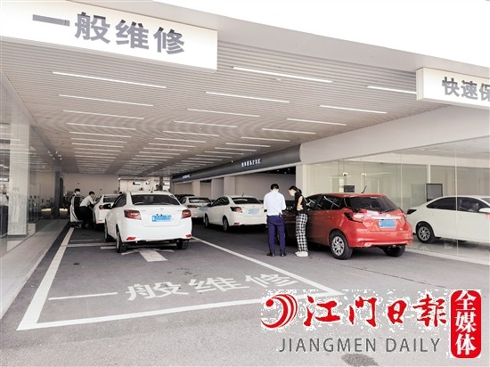 市區(qū)多家4S店出現(xiàn)車輛扎堆排隊等候檢修、保養(yǎng)的情況。