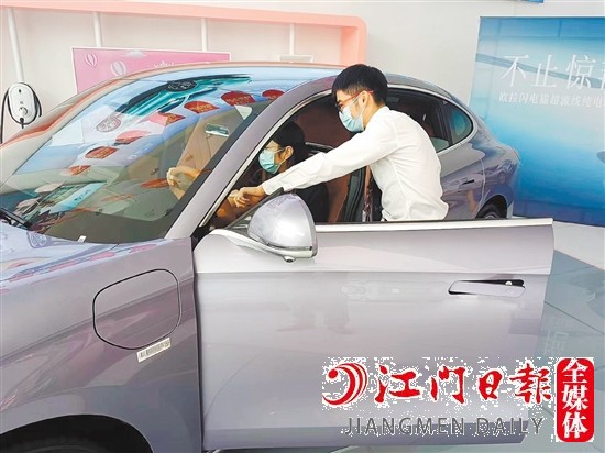 讓利的新能源汽車吸引消費者目光。