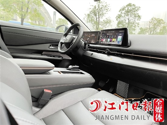 ARIYA的內(nèi)飾顯得豪華智能。