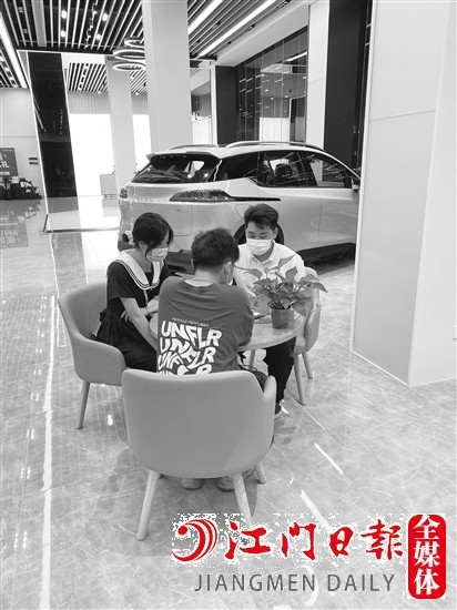 消費(fèi)者在購車時(shí)，應(yīng)要求經(jīng)營者對(duì)車輛作出真實(shí)全面的介紹。