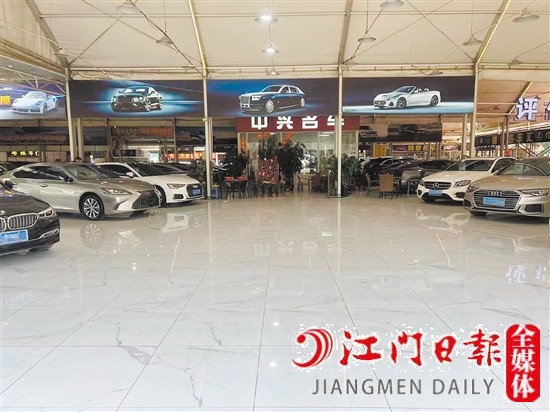 不少二手車行銷售展廳空出一大片。