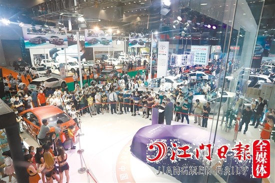 往屆“五一”車展吸引許多消費(fèi)者前來看車、購車。