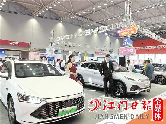 ←“五一”車展期間，各大主流新能源汽車品牌將亮相。圖為往屆“五一”車展現(xiàn)場。