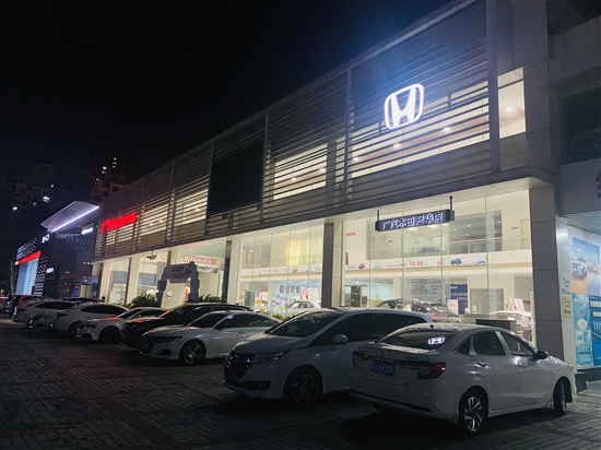 我市多家新車經(jīng)銷商將營業(yè)時間延長至晚上。