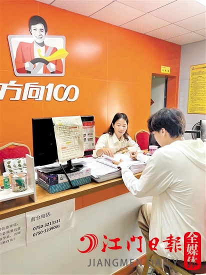 學生在駕校報名學車。