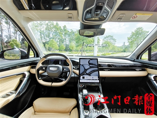 吉利博越L內(nèi)飾配置豪華感滿滿。