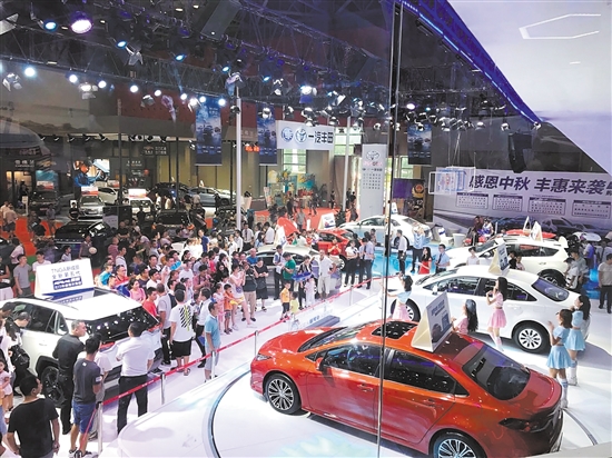 “十一”車展以規(guī)模大、規(guī)格高而著稱。圖為往屆“十一”車展現(xiàn)場(chǎng)。