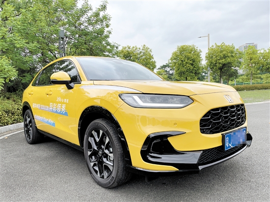 致在鮮艷的車身顏色足夠吸睛。