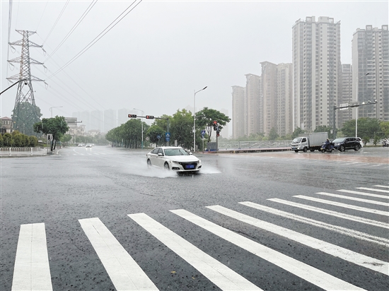 暴雨天行車時(shí)需注意減速慢行。