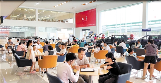 “雙節(jié)”假期前三天，車(chē)展客流帶動(dòng)了4S店展廳客流。
