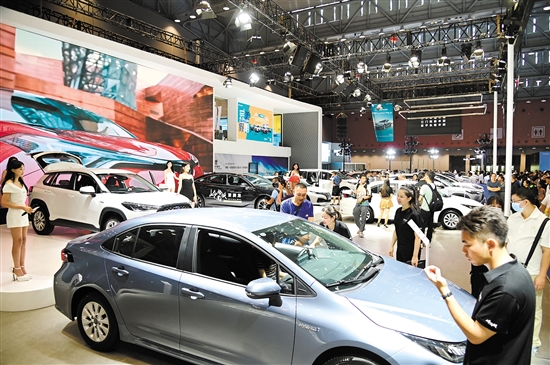 中秋國(guó)慶車(chē)展期間，吸引不少消費(fèi)者看車(chē)、購(gòu)車(chē)。