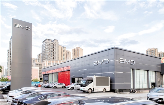 臺山市第一家比亞迪4S店環(huán)境優(yōu)越，將為消費(fèi)者提供高品質(zhì)的服務(wù)。