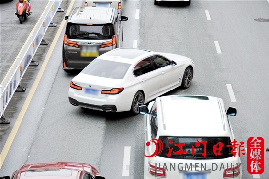機動車插隊加塞會加劇道路擁堵。
