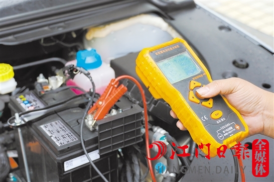 維修人員使用專(zhuān)業(yè)設(shè)備檢查蓄電池狀態(tài)。