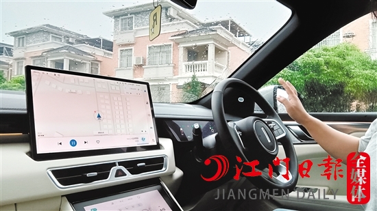 新車內(nèi)飾進(jìn)行了全新設(shè)計(jì)，比起老款車型更具豪華感。