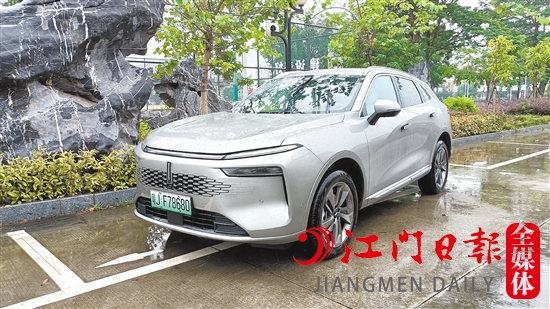 新摩卡DHT-PHEV對(duì)前臉進(jìn)行了重新打造，整體輪廓大氣優(yōu)美。