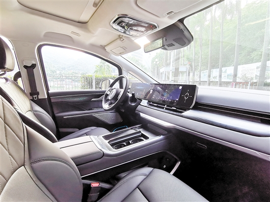 魏牌高山內(nèi)飾科技感十足。