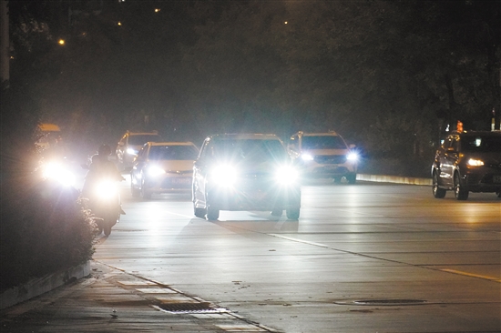 濫用遠(yuǎn)光燈危害大，車主要養(yǎng)成文明開車的好習(xí)慣。張澤彬攝