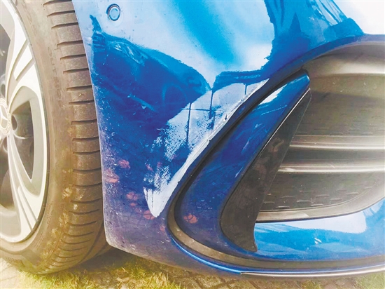 為防止愛車被人剮蹭，停車時，盡量停放在有管理員或者收費的正規(guī)停車場。