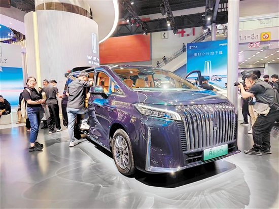 車展現(xiàn)場，亮相的新能源MPV非常多。