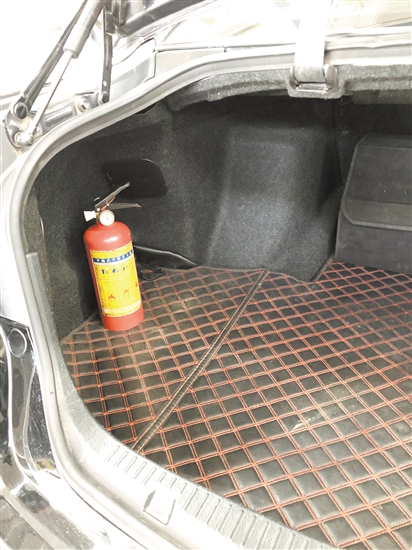 車內(nèi)要配備有效滅火器，并注意檢查是否超過使用年限。
