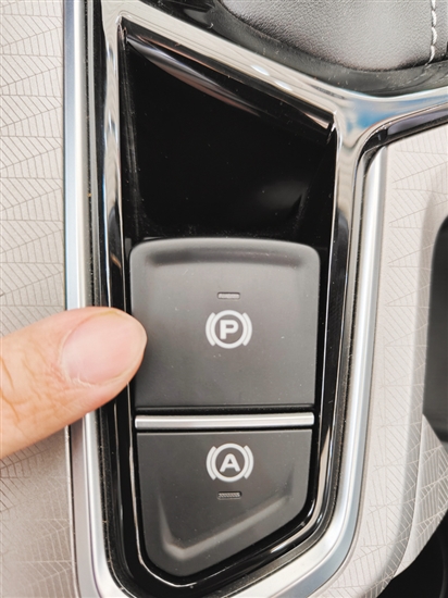 車主在停車時應注意拉好手剎或啟動電子手剎。