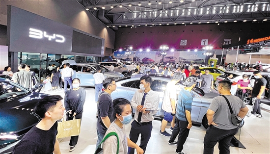 憑著主推新能源汽車，自主品牌吸引眾多市民目光。