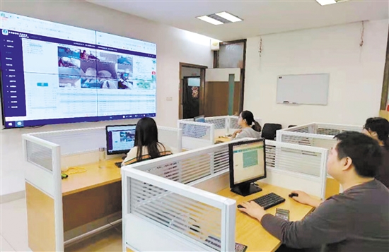 該公司監(jiān)控室24小時(shí)有工作人員不間斷監(jiān)控。