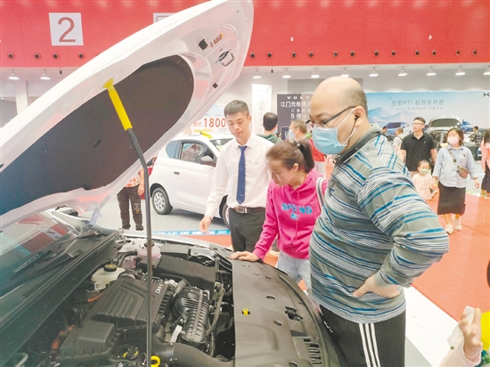 近30個(gè)品牌參展，消費(fèi)者買車選擇多。
