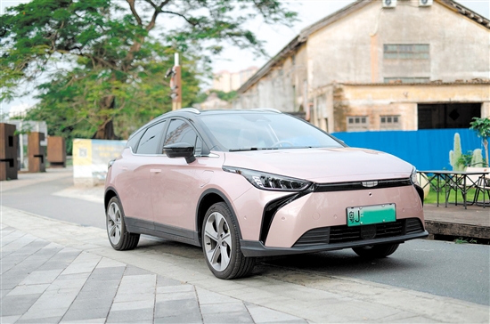 幾何M6外觀時(shí)尚運(yùn)動。