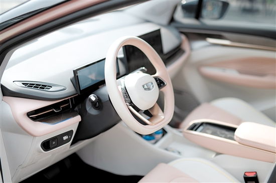 幾何M6內(nèi)飾采用簡潔的設(shè)計(jì)風(fēng)格。