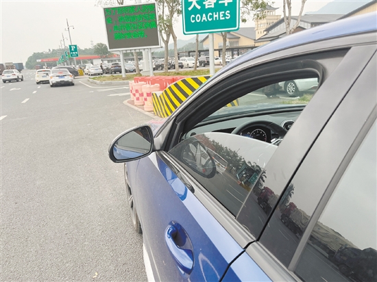 在天氣不太熱也不太冷、汽車處于中低速行駛的情況下，打開窗是較好的選擇。