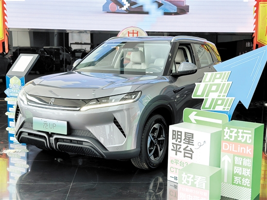 比亞迪元UP展現(xiàn)了方中帶圓、剛?cè)岵莫毺孛缹W。